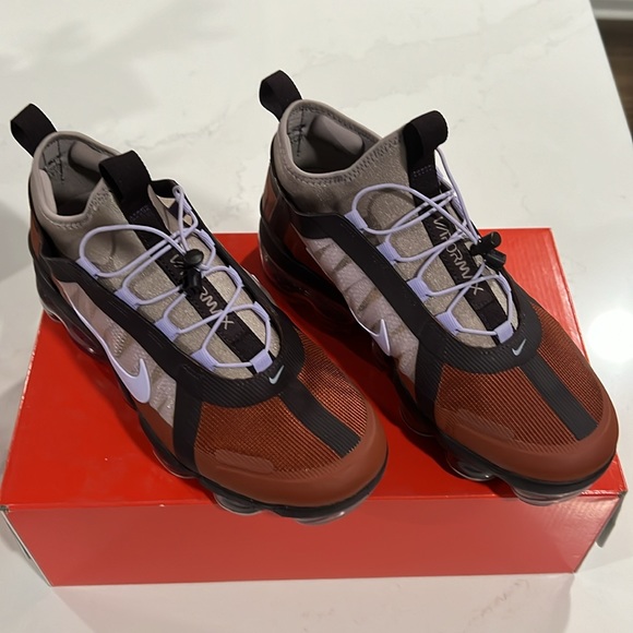 NEW WOMENS NIKE AIR VAPORMAX UTILITY Size 8 Cinnamon/Purple Agate-Burgundy Ash - Picture 8 of 17